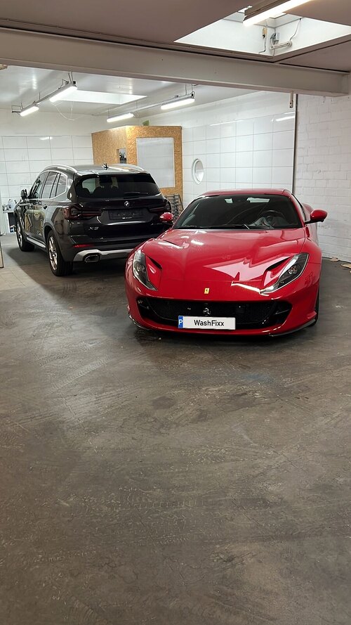 Roter Ferrari 812 in der WashFixx Halle