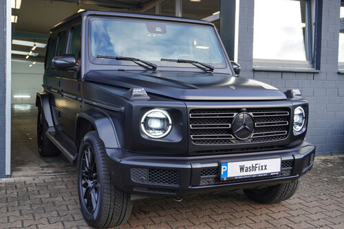 Mattschwarze Mercedes G-Klasse vor der WashFixx Halle