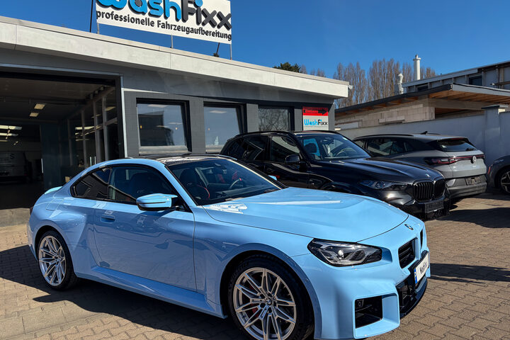 Hellblauer BMW M2 vor der WashFixx Halle in Lüneburg