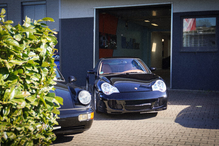 Porsche 911 in der Einfahrt der WashFixx Halle
