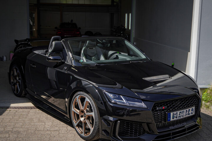 Schwarzer Audi TT RS Roadster vor der WashFixx Halle