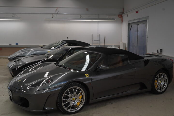 Grauer Ferrari in der WashFixx Halle