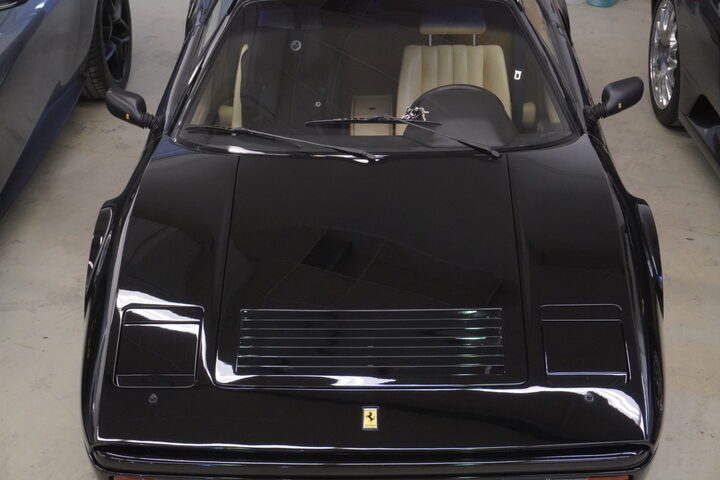 Schwarzer Ferrari von vorn