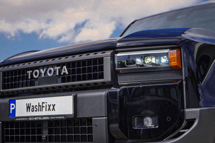 Schwarzer Toyota Land Cruiser vor der WashFixx Halle