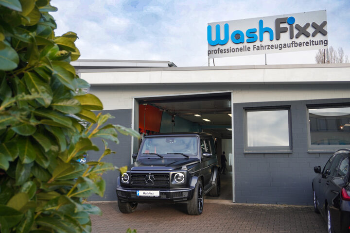 Schwarze Mercedes G-Klasse vor der WashFixx Halle
