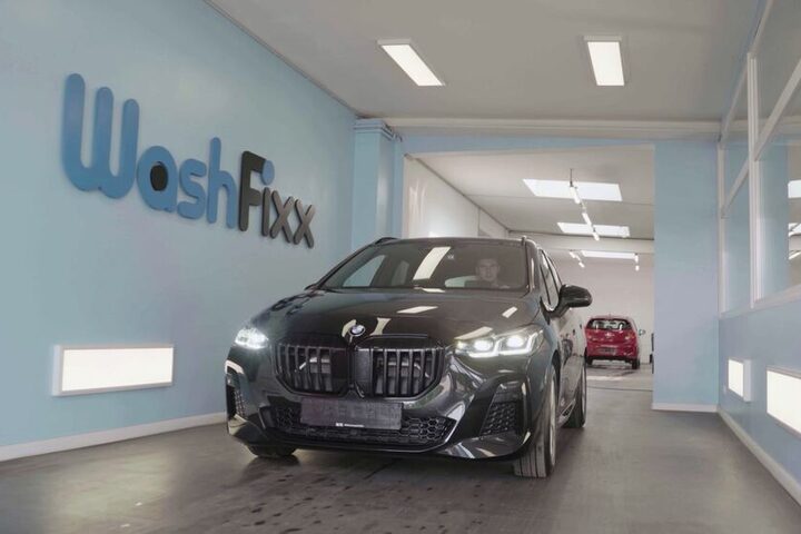 BMW in der hellen WashFixx Annahmehalle