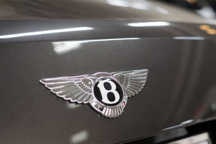 Bentley-Emblem auf grauem Lack