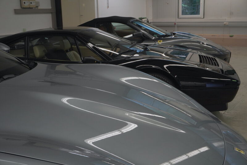 Ferrari F430 Spider und weitere Sportwagen sicher abgestellt in der WashFixx Halle am Abend